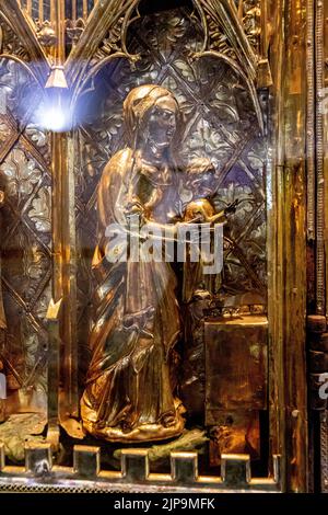 Guimaraes, Portugal. Das Triptychon der Geburt, ein tragbares Altarbild aus vergoldetem Silber und Emaille-Ornamenten. Präsentation im Tempel Stockfoto