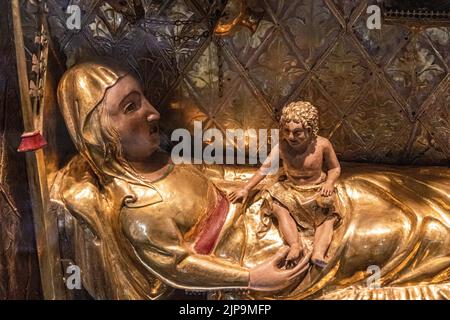 Guimaraes, Portugal. Das Triptychon der Geburt, ein tragbares Altarbild aus vergoldetem Holz und Emaille-Ornamenten. Geburt Jesu Stockfoto