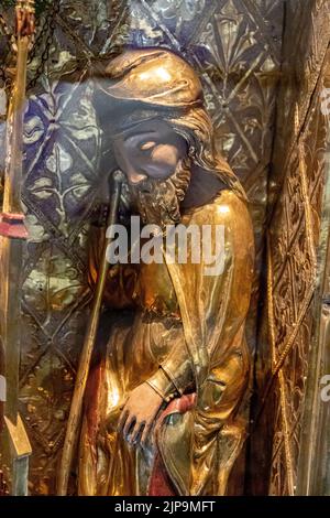 Guimaraes, Portugal. Das Triptychon der Geburt, ein tragbares Altarbild aus vergoldetem Holz und Emaille-Ornamenten. Saint Joseph Stockfoto