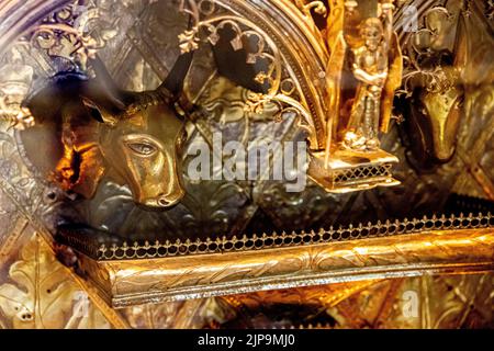 Guimaraes, Portugal. Das Triptychon der Geburt, ein tragbares Altarbild aus vergoldetem Holz und Emaille-Ornamenten. Ochse, Engel und Maultier Stockfoto