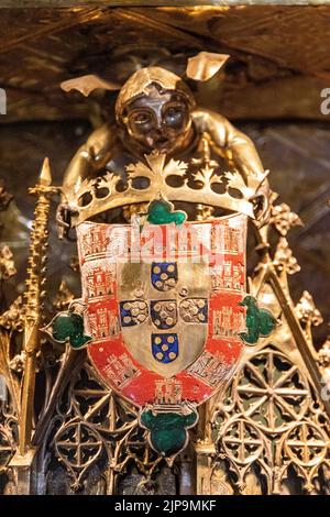 Guimaraes, Portugal. Das Triptychon der Geburt, ein tragbares Altarbild aus vergoldetem Holz und Emaille-Ornamenten. Wappen Portugals Stockfoto