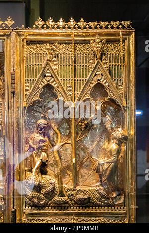 Guimaraes, Portugal. Das Triptychon der Geburt, ein tragbares Altarbild aus vergoldetem Holz und Emaille-Ornamenten. Verkündigung an die Hirten Stockfoto