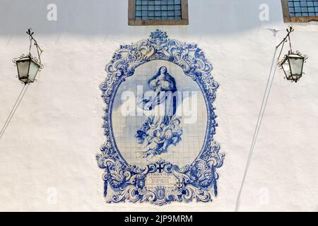 Guimaraes, Portugal. Convento do Carmo (Kloster unserer Lieben Frau vom Berg Karmel). Azulejo (Zinnglasierte Keramikfliesen) der Unbefleckten Empfängnis Mariens Stockfoto