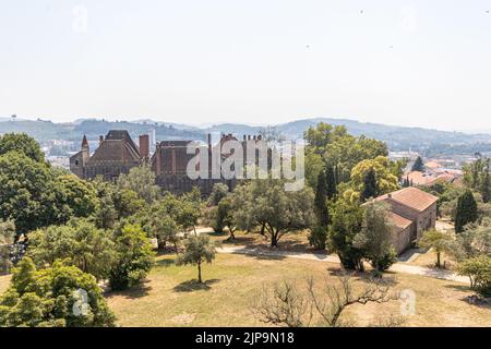 Guimaraes, Portugal. Der Paco dos Duques de Braganca (Palast der Herzöge von Braganza) und die Kirche Sao Miguel do Castelo Stockfoto