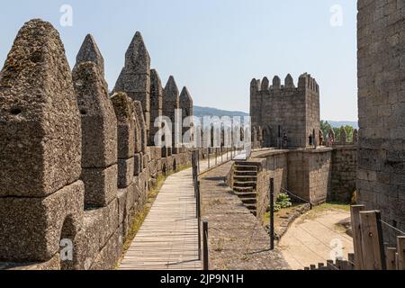 Guimaraes, Portugal. Castelo de Guimaraes (Burg Guimaraes), mittelalterliche Burg aus dem 10.. Jahrhundert Stockfoto