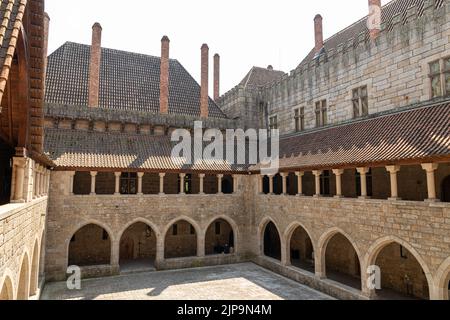 Guimaraes, Portugal. Der Paco dos Duques de Braganca (Palast der Herzöge von Braganza), ein mittelalterliches Anwesen und ehemalige königliche Residenz. Innenhof Stockfoto