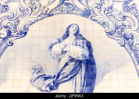 Guimaraes, Portugal. Convento do Carmo (Kloster unserer Lieben Frau vom Berg Karmel). Azulejo (Zinnglasierte Keramikfliesen) der Unbefleckten Empfängnis Mariens Stockfoto