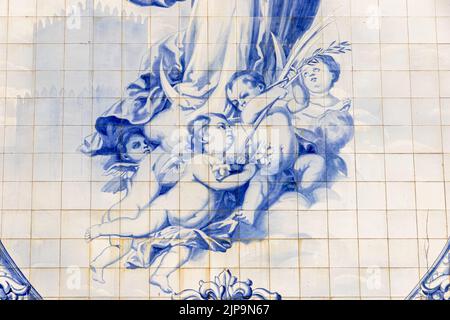 Guimaraes, Portugal. Convento do Carmo (Kloster unserer Lieben Frau vom Berg Karmel). Azulejo (Zinnglasierte Keramikfliesen) der Unbefleckten Empfängnis Mariens Stockfoto