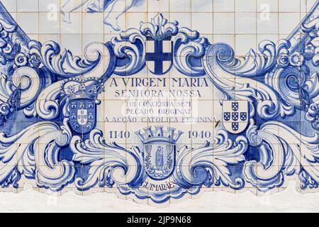 Guimaraes, Portugal. Convento do Carmo (Kloster unserer Lieben Frau vom Berg Karmel). Azulejo (Zinnglasierte Keramikfliesen) der Unbefleckten Empfängnis Mariens Stockfoto