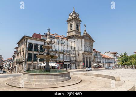 Guimaraes, Portugal. Die Igreja de Sao Pedro (St. Peter Kirche) in der Largo do Toural Straße Stockfoto