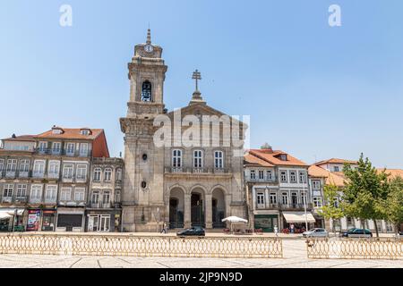 Guimaraes, Portugal. Die Igreja de Sao Pedro (St. Peter Kirche) in der Largo do Toural Straße Stockfoto