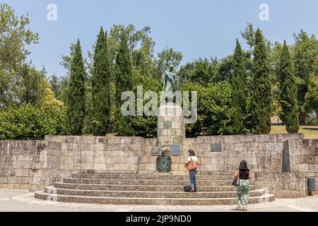 Guimaraes, Portugal. Denkmal für D. Afonso Henriques, erster König von Portugal, mit Schild und Schwert Stockfoto