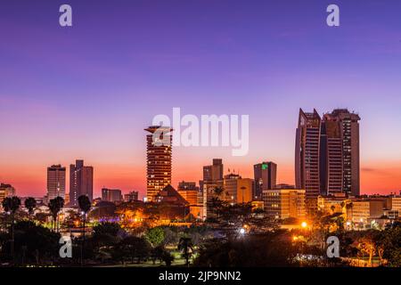 Nairobi City County Kenyas Hauptstadt Ostafrikas, moderne architektonische Hochhäuser, Büros Skyline, Wolkenkratzer, Stadtansichten, magische Panoramablicke Stockfoto