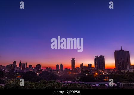 Nairobi City County Kenyas Hauptstadt Ostafrikas, moderne architektonische Hochhäuser, Büros Skyline, Wolkenkratzer, Stadtansichten, magische Panoramablicke Stockfoto