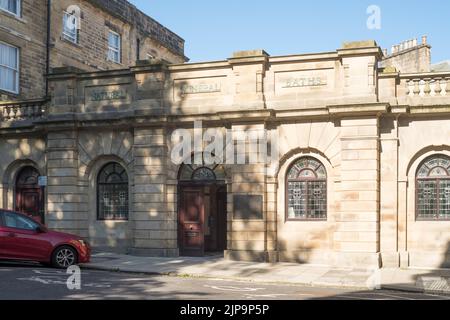 Der Eingang zu den natürlichen Mineralbädern von Buxton, Derbyshire, England, Großbritannien Stockfoto