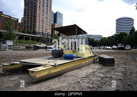 Düsseldorf, Deutschland. 16. August 2022. Die Vergnügungsboote liegen in einem trockenen Teil des Media Harbour. Nach wochenlanger Dürre haben die Wasserstände des Rheins historische Tiefstände erreicht. Quelle: Federico Gambarini/dpa/Alamy Live News Stockfoto