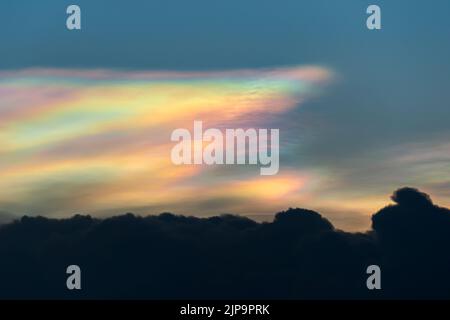 Die schillernde Wolke oder Irisierung ist ein buntes Lichtphänomen, das in Wolken auftritt. Dieses häufige Phänomen ist am häufigsten bei Altocumulus, Cirrocumu Stockfoto