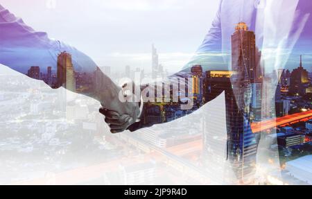 Geschäftsmann und Geschäftsfrau schütteln sich die Hände im Double Exposure-Design. Geschäftshintergrundkonzept. Stockfoto