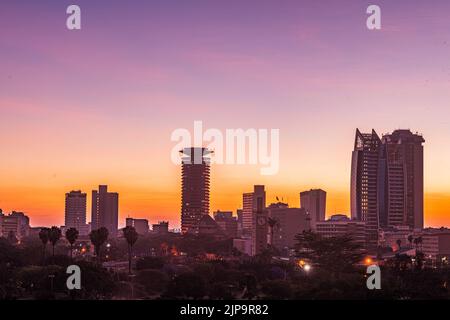Nairobi City County Kenyas Hauptstadt Ostafrikas, moderne architektonische Hochhäuser, Büros Skyline, Wolkenkratzer, Stadtansichten, magische Panoramablicke Stockfoto