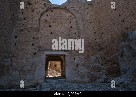 Eintritt zur historischen Stätte Acrocorinth in Korinth, Griechenland im Sommer Stockfoto