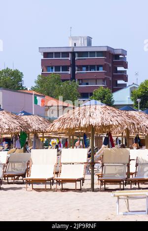 Traditionelle Strandliege und Sonnenschirm. Rimini, Italien, Stockfoto