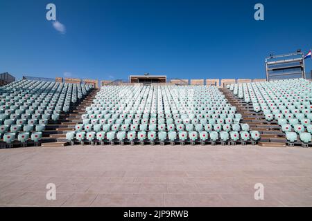 Bühne im Inneren der Michaelerfestung in Sibenik, Kroatien. Rote Punkte auf den Sitzen sind Maßnahmen gegen die COVID-Krankheit. Stockfoto