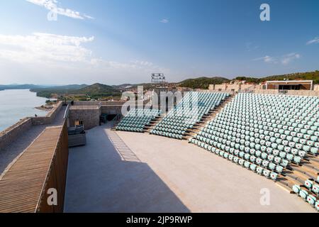 Bühne im Inneren der Michaelerfestung in Sibenik, Kroatien. Rote Punkte auf den Sitzen sind Maßnahmen gegen die COVID-Krankheit. Stockfoto