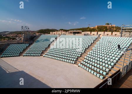 Bühne im Inneren der Michaelerfestung in Sibenik, Kroatien. Rote Punkte auf den Sitzen sind Maßnahmen gegen die COVID-Krankheit. Stockfoto