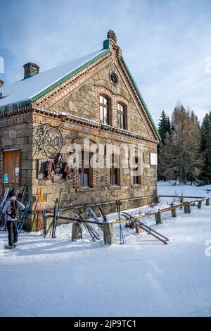 Historische Touristenhütte im sonnigen Winter Stockfoto