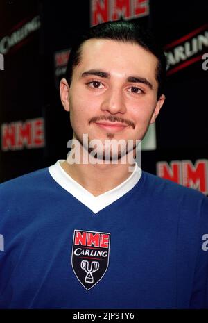 Datei-Foto vom 4/2/2001 von Sänger Darius, einer Ablehnung von ITV Fernsehens Popstars Show, auf der NME Carling Cup Wohltätigkeitsveranstaltung Berühmtheit Fußball-Veranstaltung, zu Gunsten von NSPCC, in der Crystal Palace National Indoor Arena, im Süden Londons statt. Wie seine Familie mitteilte, wurde der ehemalige Pop-Idol-Kandidat und Theaterstar Darius Campbell Danesh im Alter von 41 Jahren tot in seinem US-Wohnzimmer aufgefunden. Ausgabedatum: Dienstag, 16. August 2022. Stockfoto