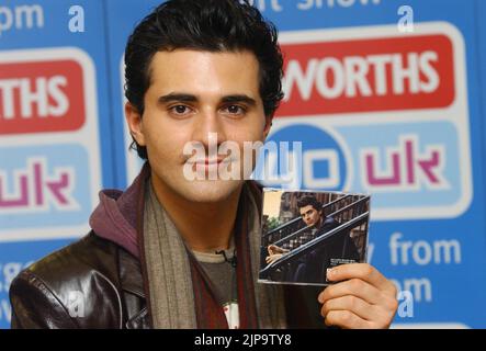 Aktenfoto vom 11/1/2005 von Sänger Darius Danesh während eines Auftritts im Laden bei Woolworths in Watford. Wie seine Familie mitteilte, wurde der ehemalige Pop-Idol-Kandidat und Theaterstar Darius Campbell Danesh im Alter von 41 Jahren tot in seinem US-Wohnzimmer aufgefunden. Ausgabedatum: Dienstag, 16. August 2022. Stockfoto