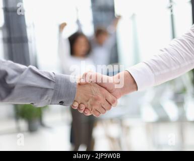 Nahaufnahme von Menschen, die die Hände schütteln. Geschäftspartnerschaft. Stockfoto