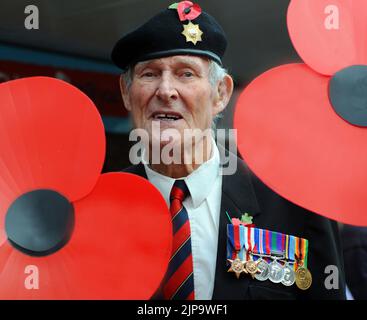 DER 84-JÄHRIGE VETERAN DES ZWEITEN WELTKRIEGS, PETER ENWRIGHT, DIENTE MIT DEN COLDSTREAM-WACHEN BEI DER PARADE ZUM GEDENKTAG IN PORTCHESTER, HANTS. BILD MIKE WALKER, MIKE WALKER BILDER,2010 Stockfoto
