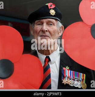 DER 84-JÄHRIGE VETERAN DES ZWEITEN WELTKRIEGS, PETER ENWRIGHT, DIENTE MIT DEN COLDSTREAM-WACHEN BEI DER PARADE ZUM GEDENKTAG IN PORTCHESTER, HANTS. BILD MIKE WALKER,2010 BILDER VON MIKE WALKER Stockfoto