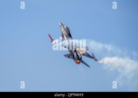 Belgian Air Component (BAC) F-16 Fighting Falcon Airborne beim Royal International Air Tattoo 2022 Stockfoto