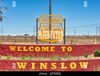 Willkommen im Winslow-Stadtdenkmal. Es gibt auch ein Schild der Arizona Route 66 Stockfoto