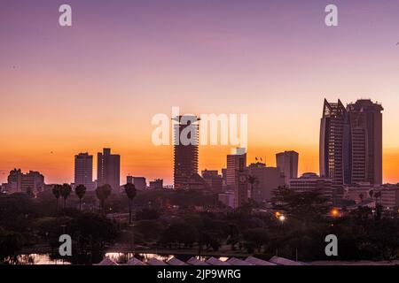 Nairobi City County Kenyas Hauptstadt Ostafrikas, moderne architektonische Hochhäuser Büros Skyline, Wolkenkratzer, Stadtansichten, magische Panorama SC Stockfoto