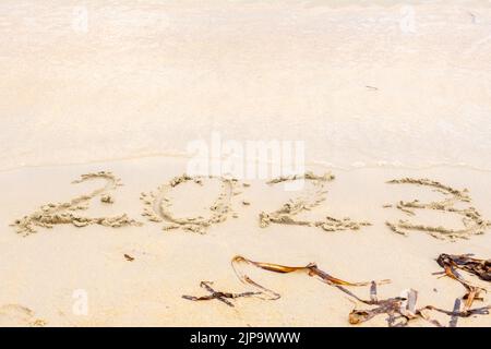 2023 Happy New Year Coming Concept, Zahlen 2023 auf dem Sand Stockfoto