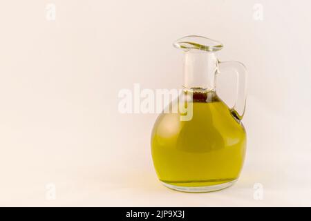 Kleine Flasche Olivenöl mit weißem Hintergrund Stockfoto