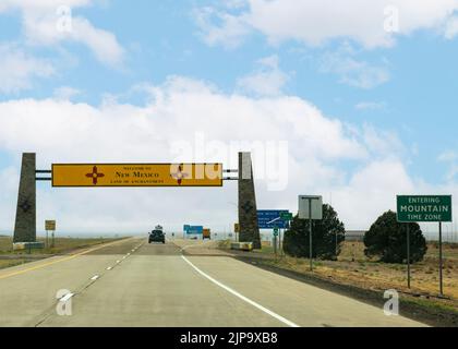 Reisen von Texas nach New Mexico auf der Route I-40. Wir kommen zum Schild Willkommen in New Mexico State. Stockfoto