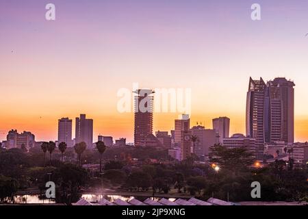Nairobi City County Kenyas Hauptstadt Ostafrikas, moderne architektonische Hochhäuser Büros Skyline, Wolkenkratzer, Stadtansichten, magische Panorama SC Stockfoto
