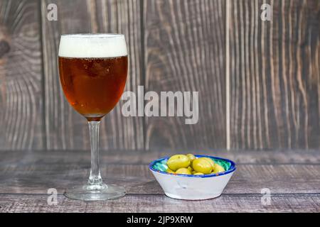 Eiskaltes Bierglas auf weißem Hintergrund. Speicherplatz kopieren. Stockfoto