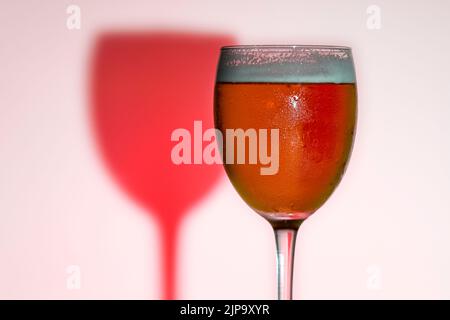 Eiskalter Becher Bier mit einer Jamon Vorspeise, auf einem Holztisch. Stockfoto