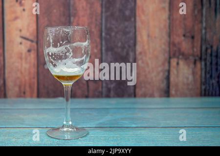 Eiskalter Becher Bier mit einer Jamon Vorspeise, auf einem Holztisch. Stockfoto