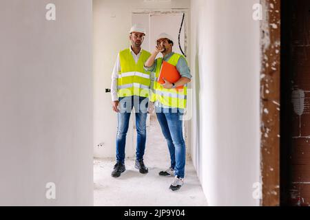 Professionelle Ingenieur Architekten Arbeiter im Gespräch auf der Baustelle Stockfoto