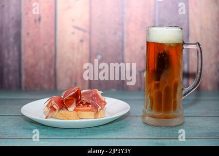 Kellner serviert einen gefrorenen Becher Bier vom Fass. Stockfoto