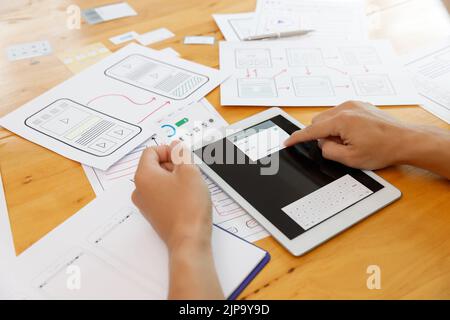 UX UI Konzept, Grafikdesigner arbeiten mit UX UI Designer zusammen, die Application Template Layout Framework für mobile Telefoncomputer planen Stockfoto