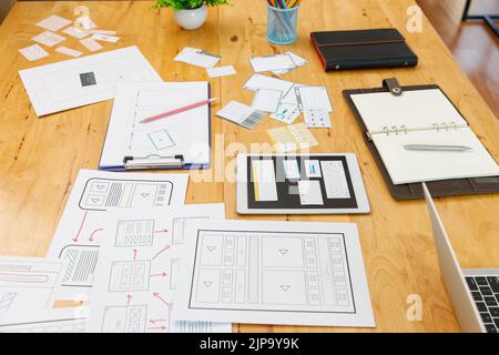 UX UI Konzept, Grafikdesigner arbeiten mit UX UI Designer zusammen, die Application Template Layout Framework für mobile Telefoncomputer planen Stockfoto