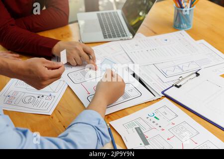 UX UI Konzept, Grafikdesigner arbeiten mit UX UI Designer zusammen, die Application Template Layout Framework für mobile Telefoncomputer planen Stockfoto