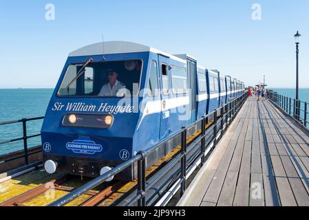 Der alte Dieselzug mit dem Namen Sir William Heygate fährt am Southend Pier, während Probleme mit neuen Elektrozügen behoben werden. Hochsaison im Sommer Stockfoto